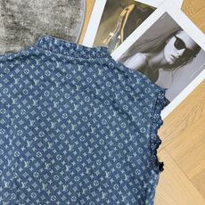 LOUISV*🏠 2026早秋新款 老花提花牛仔马甲 复古老花牛仔马甲 休闲牛仔与精致蕾丝设计层次感十足 早秋叠穿利器 LOUISV*🏠 2026早秋新款 老花提花牛仔马甲 复古老花牛仔马甲 休闲牛仔与精致蕾丝设计层次感十足 早秋叠穿利器