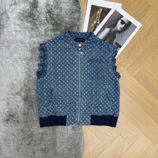LOUISV*🏠 2026早秋新款 老花提花牛仔马甲 复古老花牛仔马甲 休闲牛仔与精致蕾丝设计层次感十足 早秋叠穿利器 LOUISV*🏠 2026早秋新款 老花提花牛仔马甲 复古老花牛仔马甲 休闲牛仔与精致蕾丝设计层次感十足 早秋叠穿利器