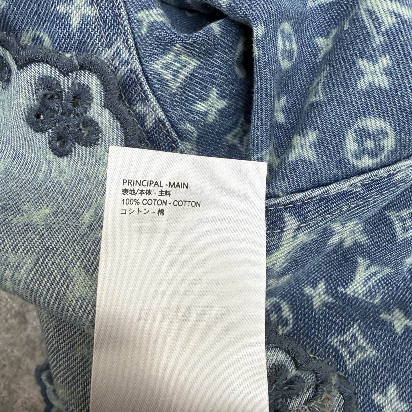 LOUISV*🏠 2026早秋新款 老花提花短款牛仔外套 定制水洗牛仔面料 满幅老花暗纹提花低调显贵 肌理感十足 前襟搭