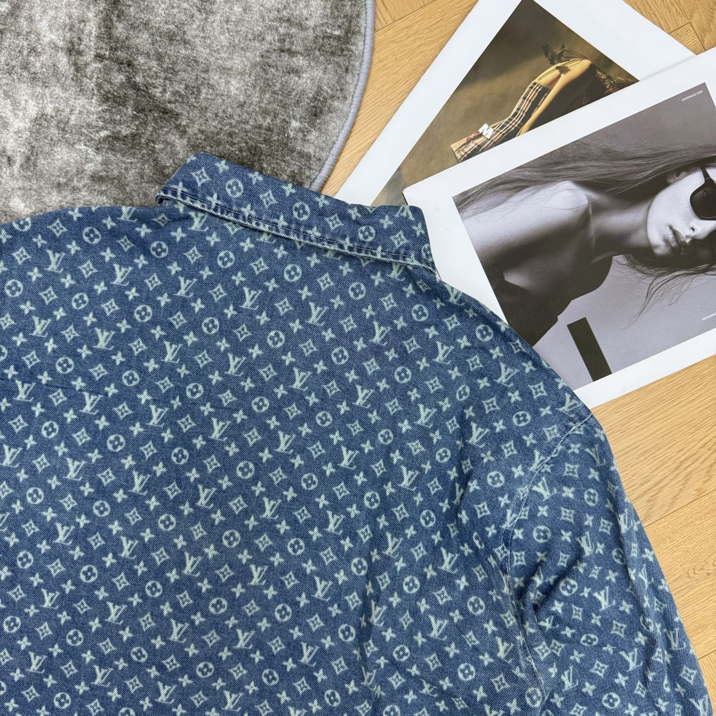 LOUISV*🏠 2026早秋新款 老花提花短款牛仔外套 定制水洗牛仔面料 满幅老花暗纹提花低调显贵 肌理感十足 前襟搭