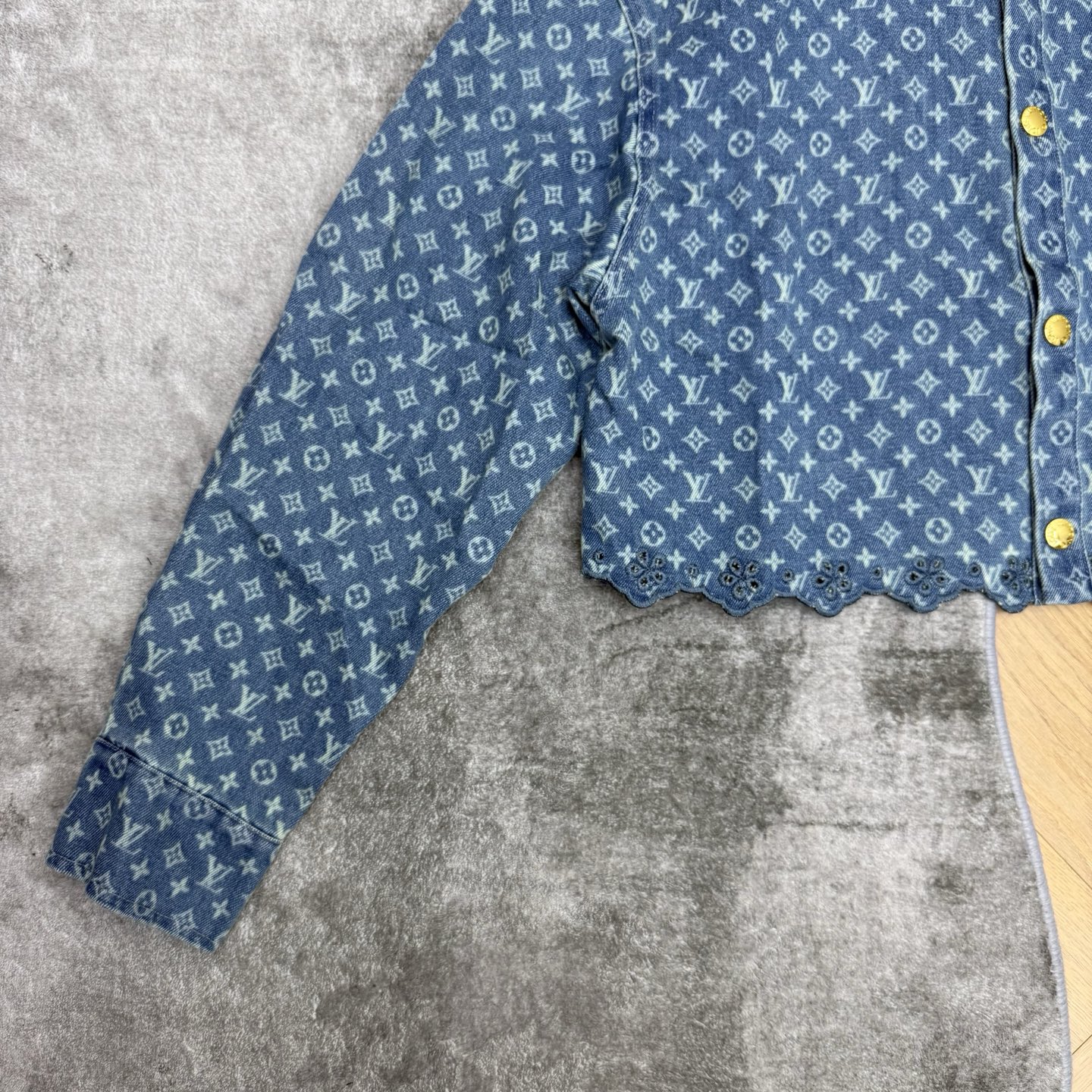 LOUISV*🏠 2026早秋新款 老花提花短款牛仔外套 定制水洗牛仔面料 满幅老花暗纹提花低调显贵 肌理感十足 前襟搭