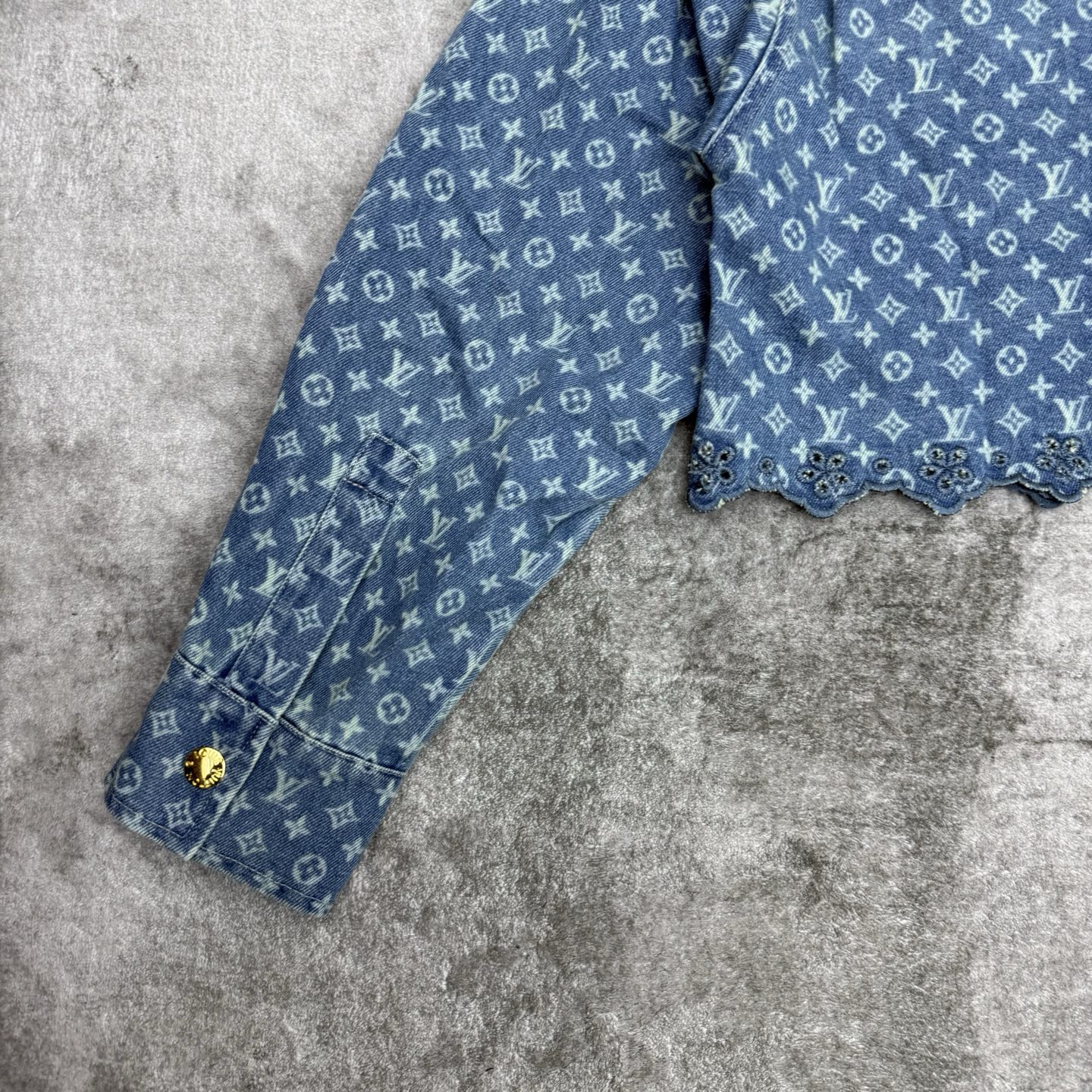 LOUISV*🏠 2026早秋新款 老花提花短款牛仔外套 定制水洗牛仔面料 满幅老花暗纹提花低调显贵 肌理感十足 前襟搭