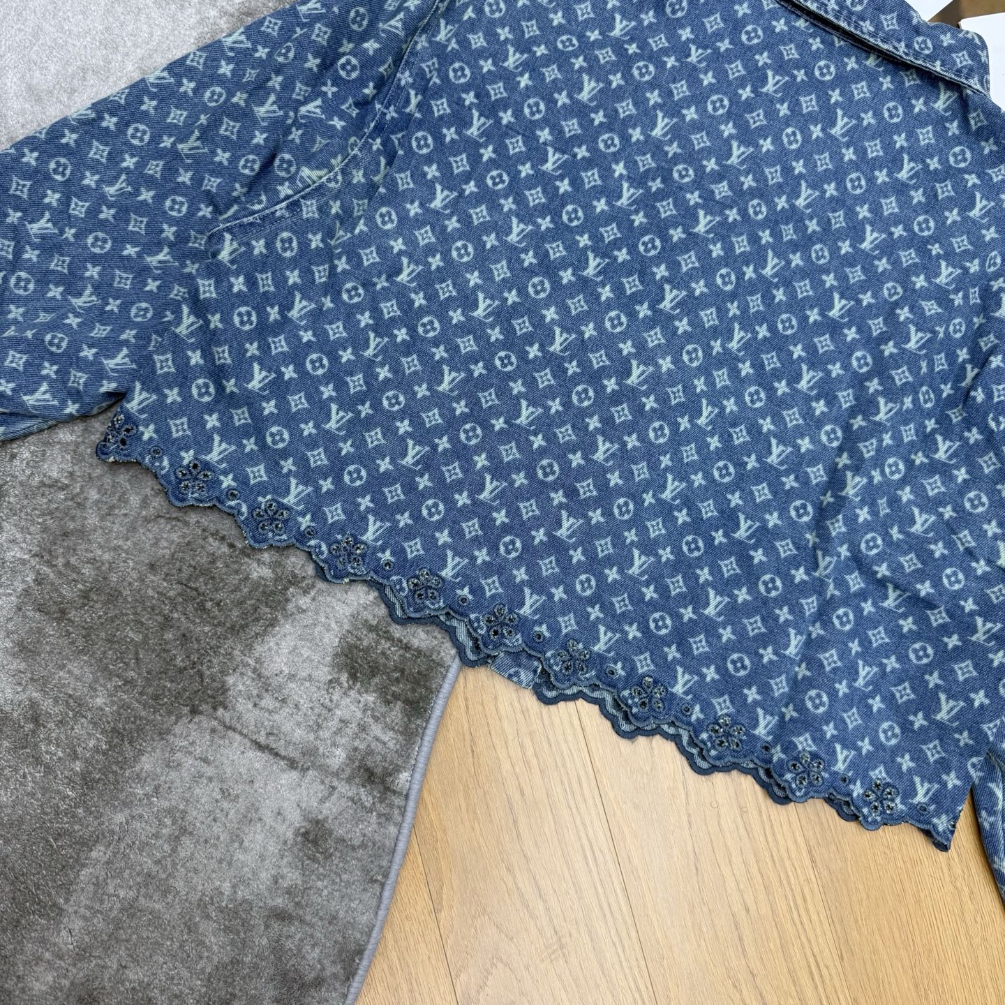 LOUISV*🏠 2026早秋新款 老花提花短款牛仔外套 定制水洗牛仔面料 满幅老花暗纹提花低调显贵 肌理感十足 前襟搭