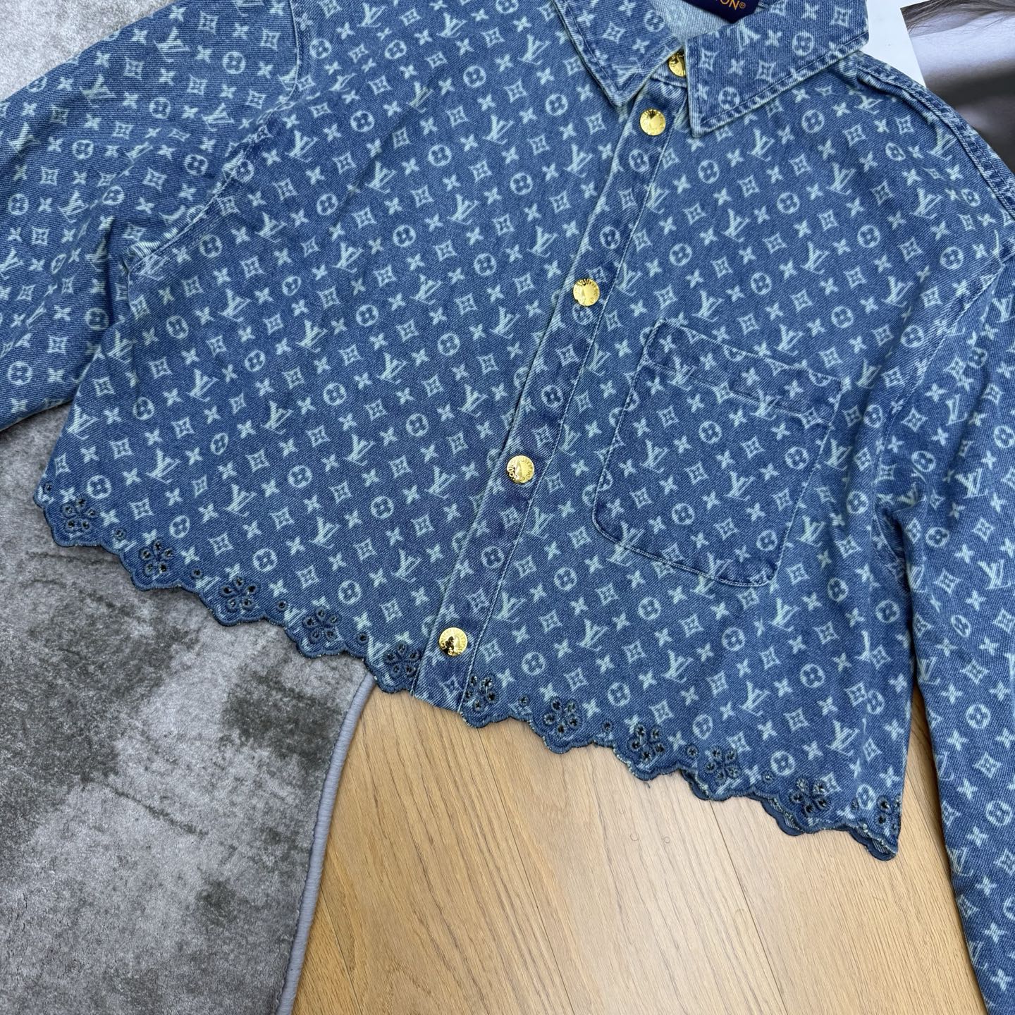 LOUISV*🏠 2026早秋新款 老花提花短款牛仔外套 定制水洗牛仔面料 满幅老花暗纹提花低调显贵 肌理感十足 前襟搭