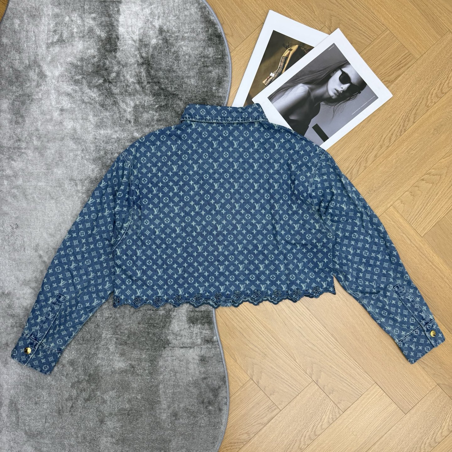 LOUISV*🏠 2026早秋新款 老花提花短款牛仔外套 定制水洗牛仔面料 满幅老花暗纹提花低调显贵 肌理感十足 前襟搭