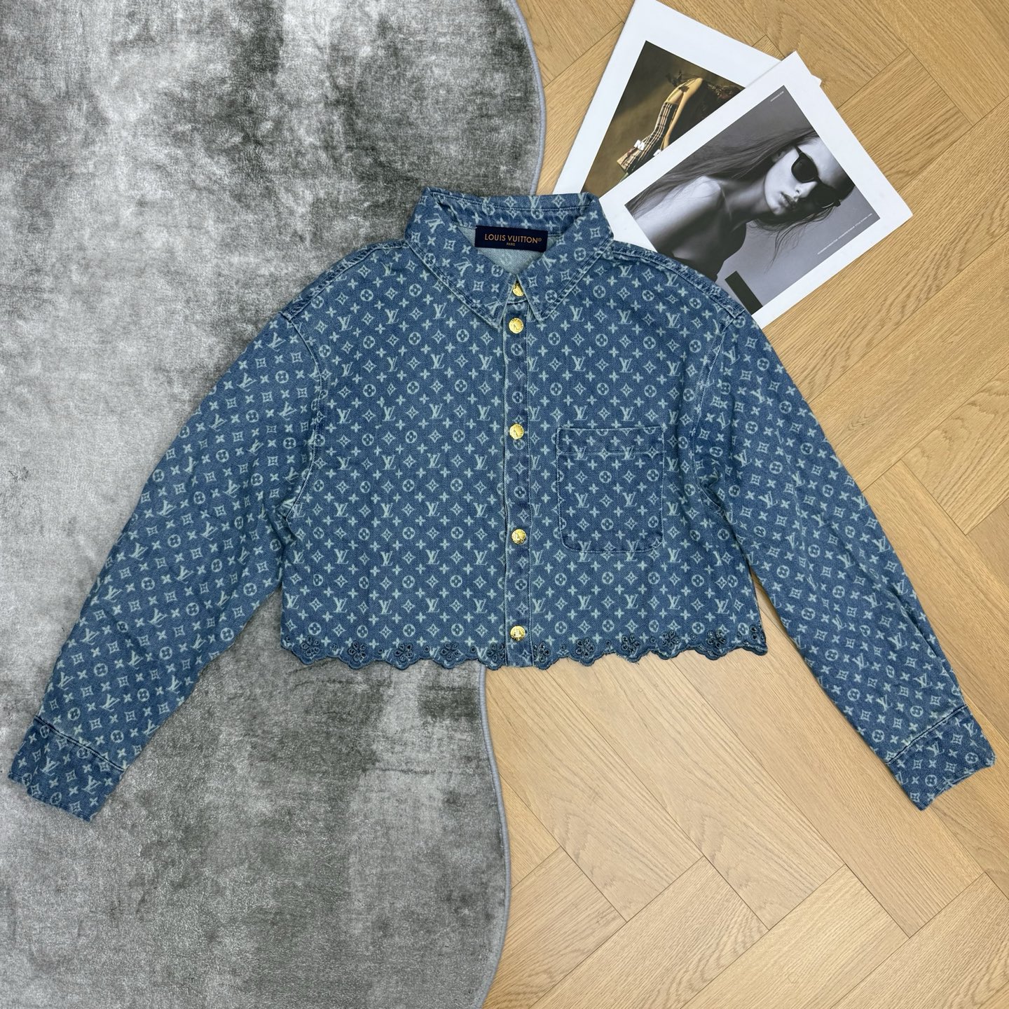 LOUISV*🏠 2026早秋新款 老花提花短款牛仔外套 定制水洗牛仔面料 满幅老花暗纹提花低调显贵 肌理感十足 前襟搭