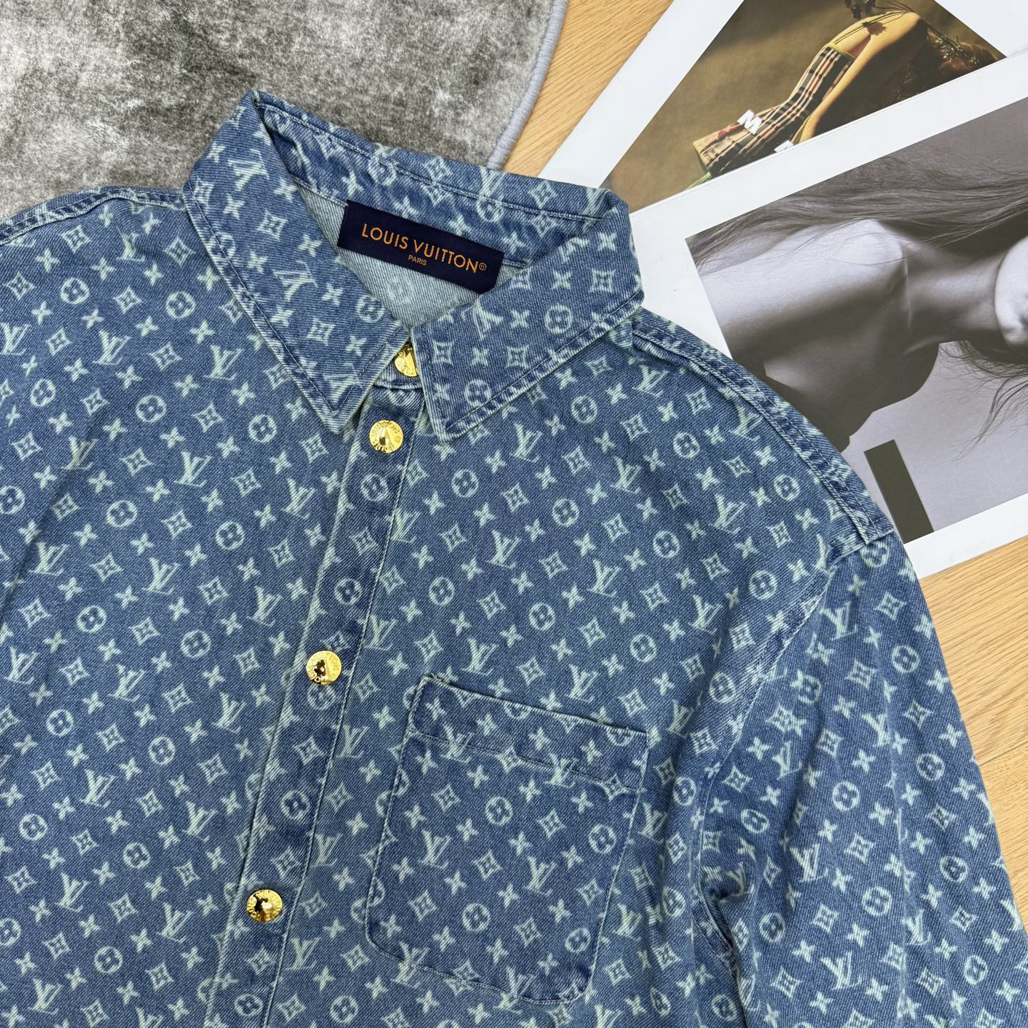 LOUISV*🏠 2026早秋新款 老花提花短款牛仔外套 定制水洗牛仔面料 满幅老花暗纹提花低调显贵 肌理感十足 前襟搭