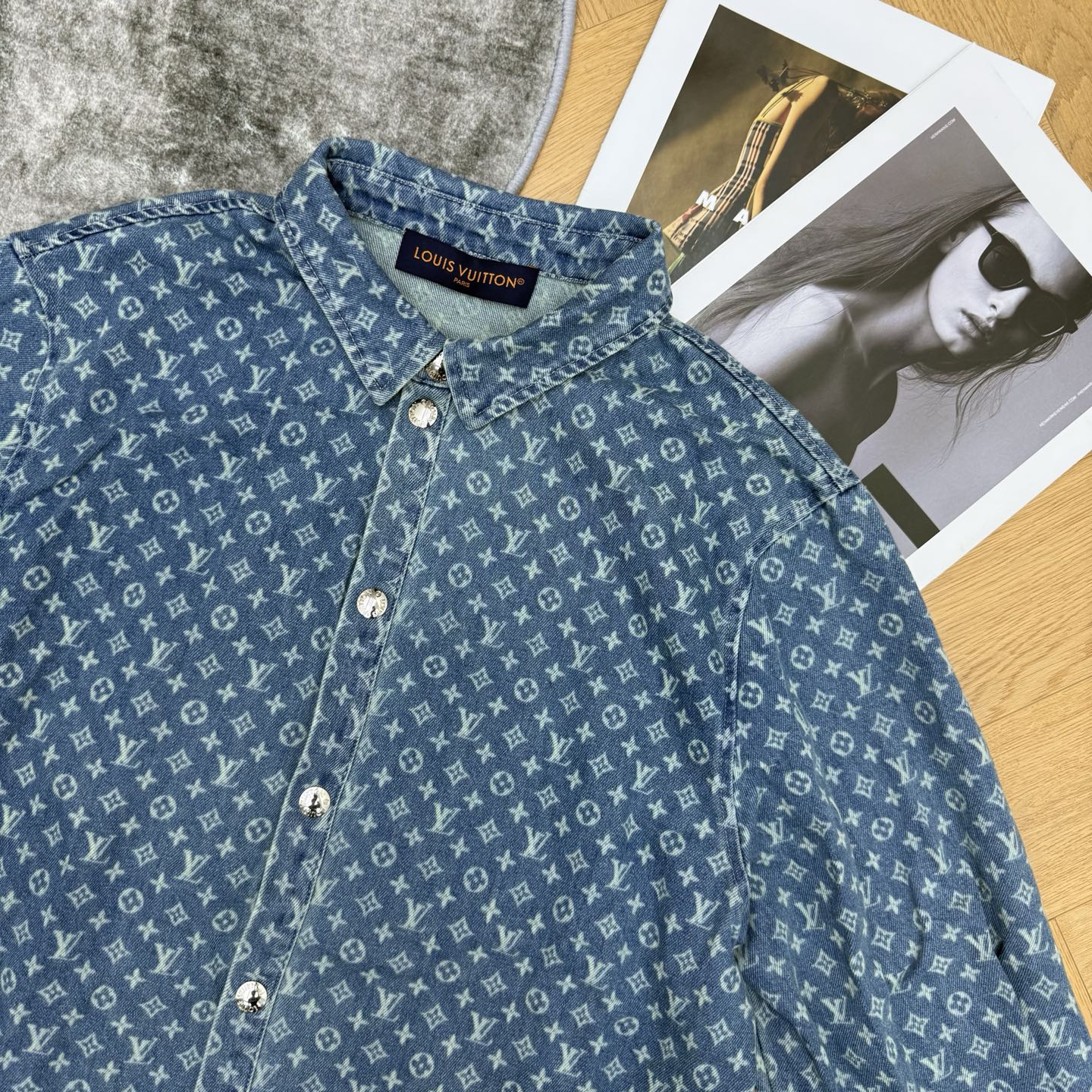 LOUISV*🏠 2026早秋新款 老花牛仔衬衫连衣裙 经典翻领衬衫式牛仔裙 自带复古松弛的轻奢格调 定制水洗牛仔面料 LOUISV*🏠 2026早秋新款 老花牛仔衬衫连衣裙 经典翻领衬衫式牛仔裙 自带复古松弛的轻奢格调 定制水洗牛仔面料