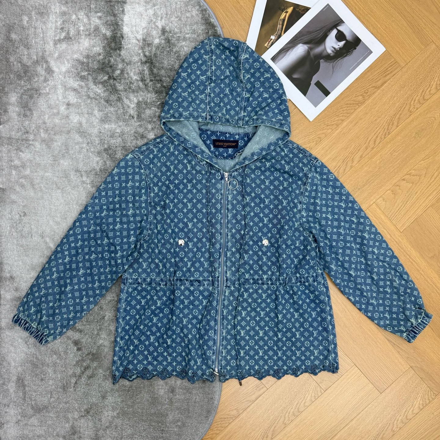 LOUISV*🏠 2026早秋新款 老花提花收腰连帽牛仔外套 经典老花提花搭配柔美元素 定制水洗牛仔面料 满幅老花暗纹低