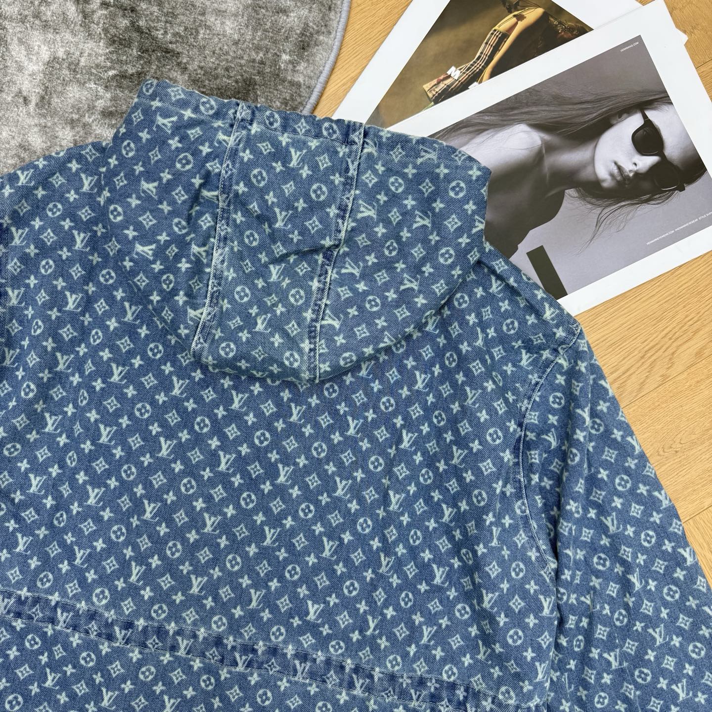 LOUISV*🏠 2026早秋新款 老花提花收腰连帽牛仔外套 经典老花提花搭配柔美元素 定制水洗牛仔面料 满幅老花暗纹低