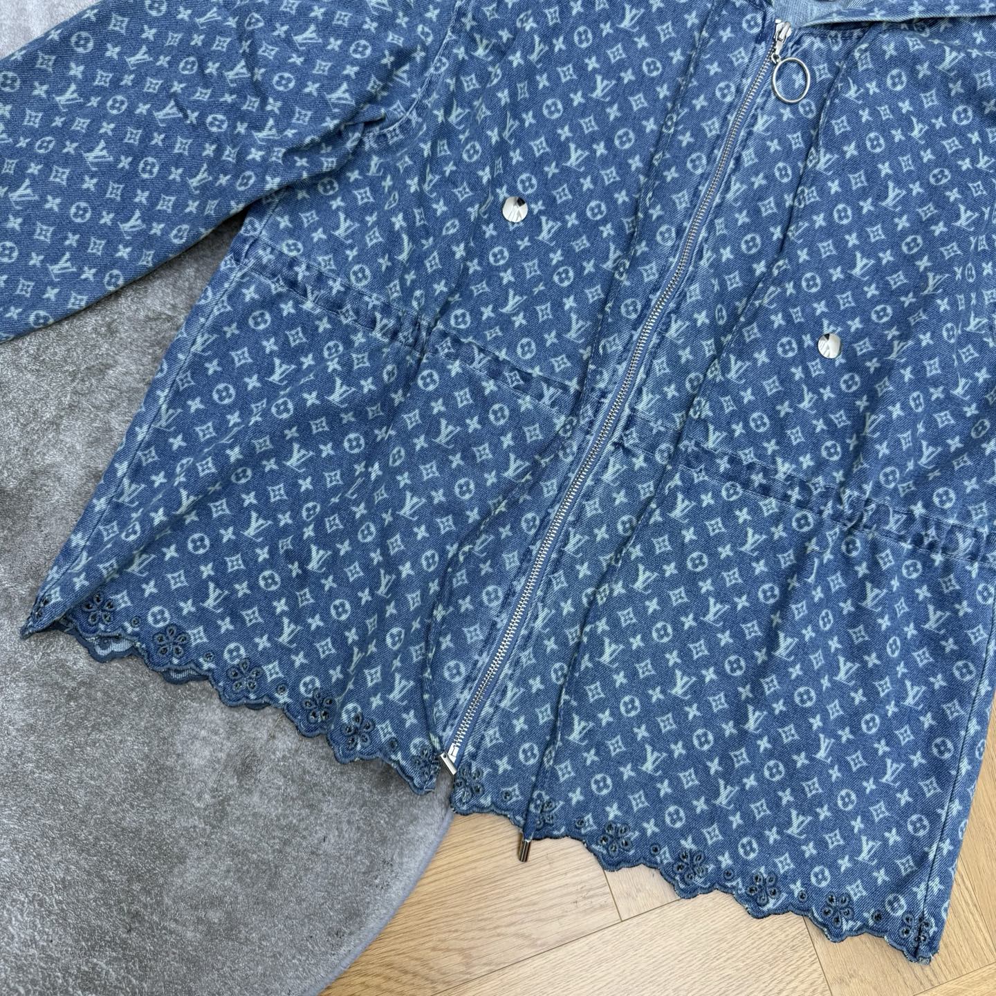 LOUISV*🏠 2026早秋新款 老花提花收腰连帽牛仔外套 经典老花提花搭配柔美元素 定制水洗牛仔面料 满幅老花暗纹低