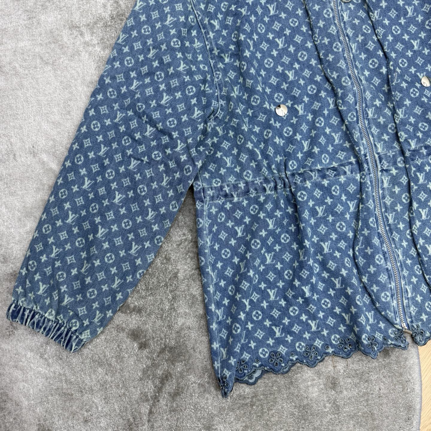 LOUISV*🏠 2026早秋新款 老花提花收腰连帽牛仔外套 经典老花提花搭配柔美元素 定制水洗牛仔面料 满幅老花暗纹低