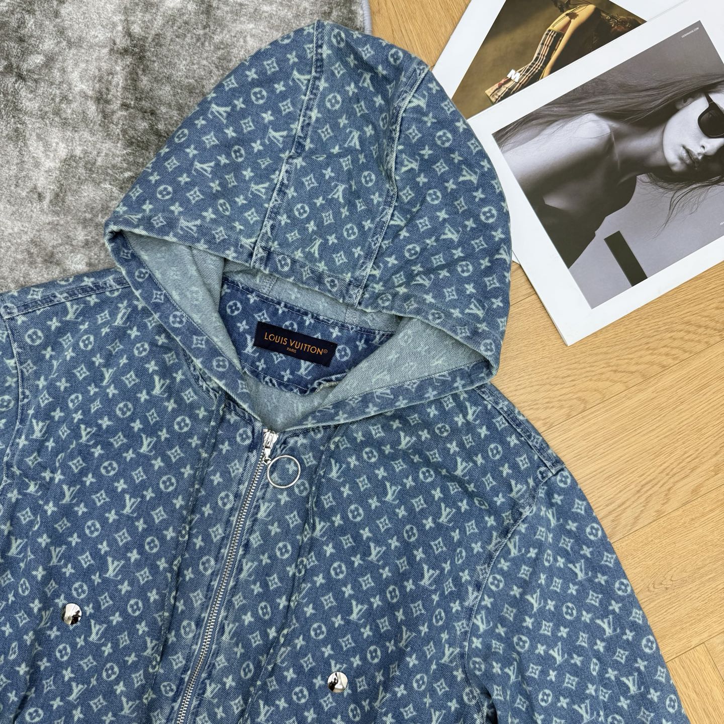 LOUISV*🏠 2026早秋新款 老花提花收腰连帽牛仔外套 经典老花提花搭配柔美元素 定制水洗牛仔面料 满幅老花暗纹低