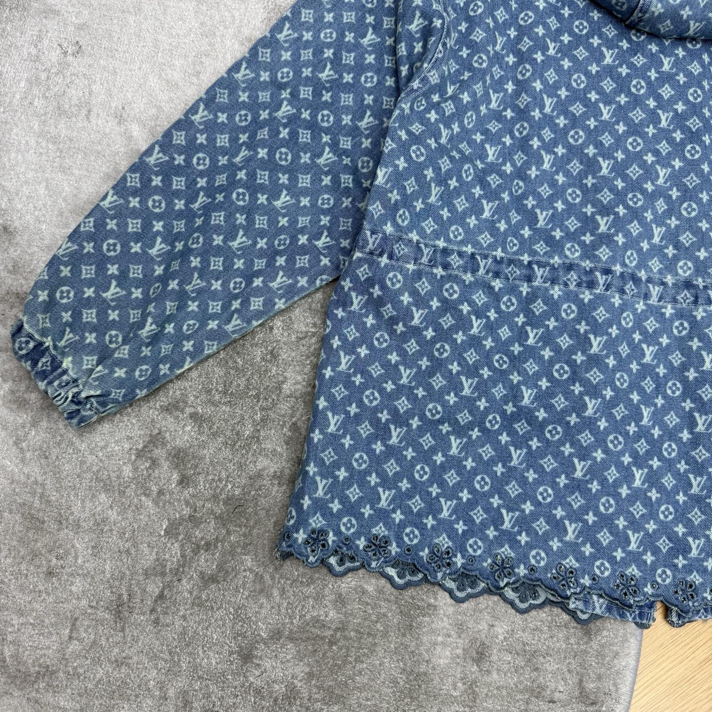 LOUISV*🏠 2026早秋新款 老花提花收腰连帽牛仔外套 经典老花提花搭配柔美元素 定制水洗牛仔面料 满幅老花暗纹低