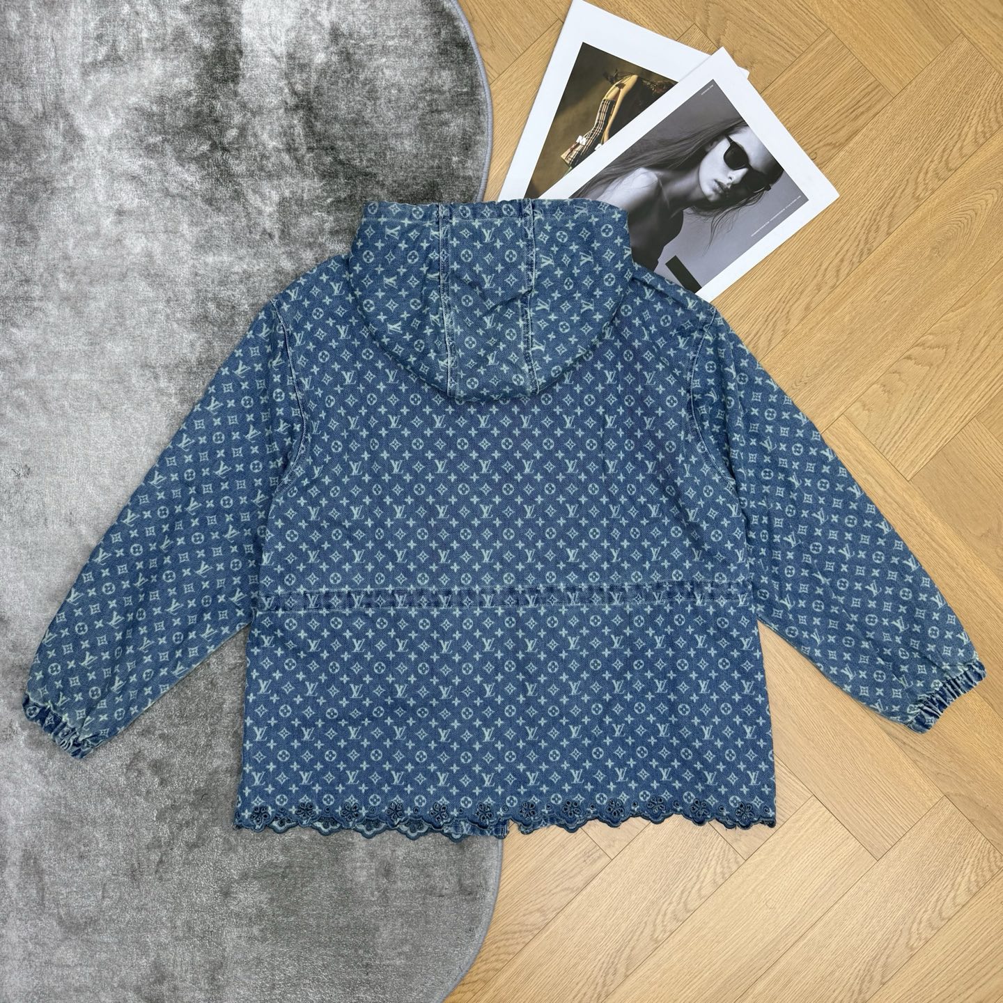 LOUISV*🏠 2026早秋新款 老花提花收腰连帽牛仔外套 经典老花提花搭配柔美元素 定制水洗牛仔面料 满幅老花暗纹低