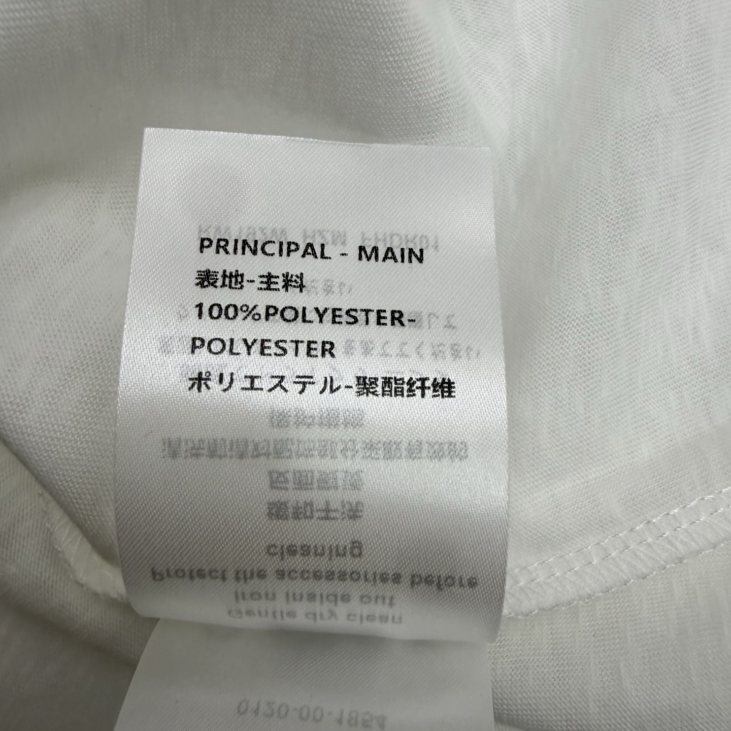 L家 26早秋新款 白色长袖T恤 衣身采用微透棉质肌理面料 柔软透气 胸前拼接牛仔暗纹口袋 撞色设计打破单调 宽松利落版