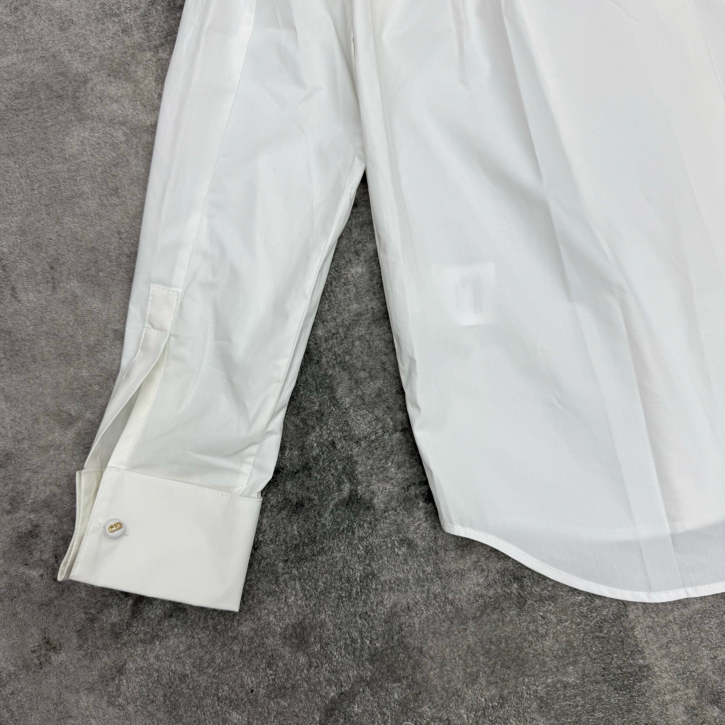 D家 26早秋新款 金属饰扣飘带白衬衫，高支纯棉挺括有型，质感利落不软塌，独特斜向飘带搭配大D型金扣，设计感拉满，立体褶
