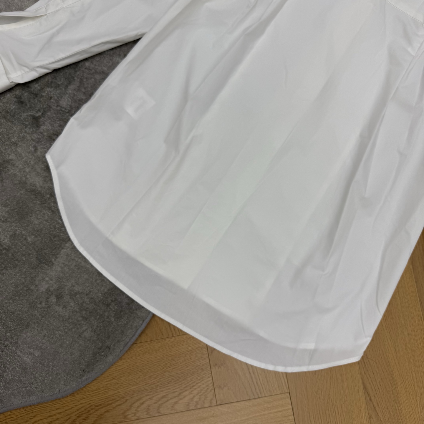 D家 26早秋新款 金属饰扣飘带白衬衫，高支纯棉挺括有型，质感利落不软塌，独特斜向飘带搭配大D型金扣，设计感拉满，立体褶