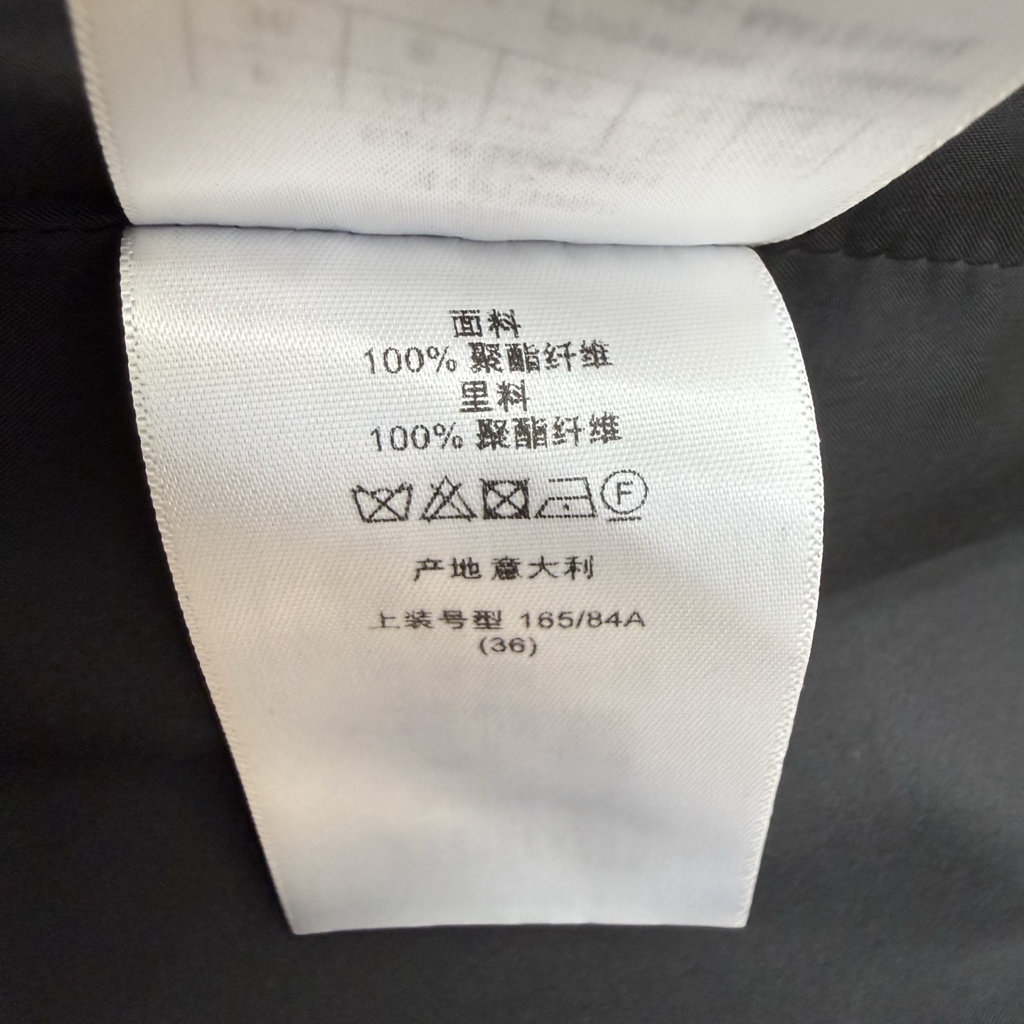 D家 26秋季新款 流苏飘带西装外套，高定垂感西装料，挺括有型，上身利落修身，撞色缎面流苏飘带搭配D字金扣，辨识度直接拉