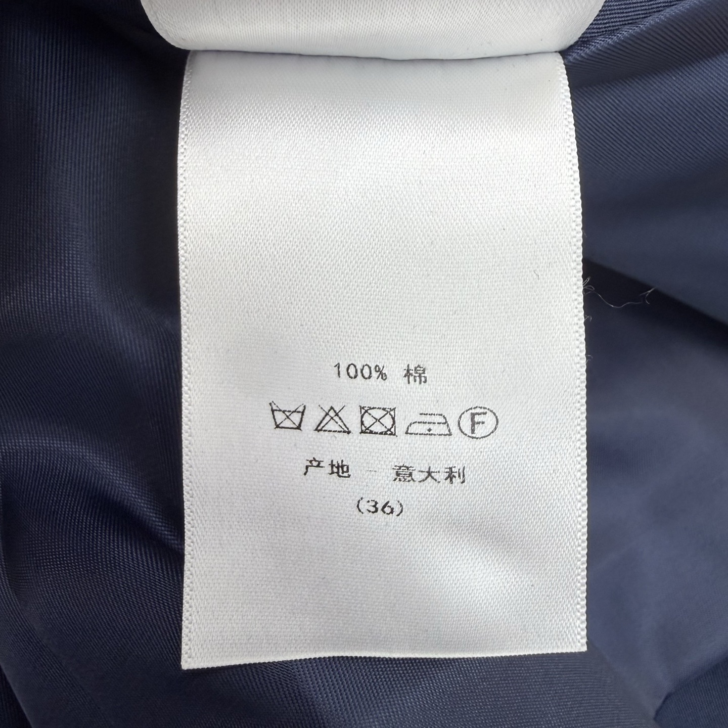 D家 26秋季新款 藏青短款风衣外套，抗皱顺滑风衣面料，挺括耐穿，上身利落清爽，经典翻领+双排金扣设计，自带优雅海军风，