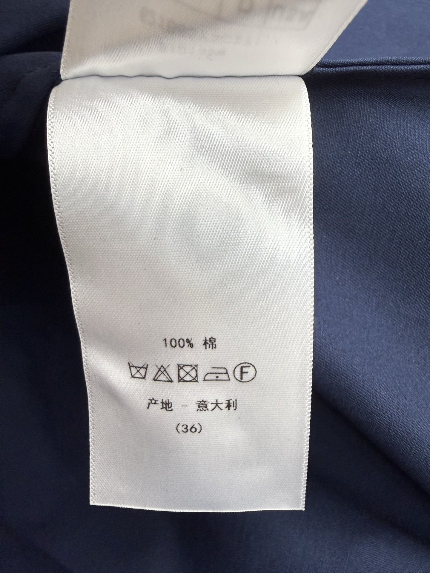 D家 26夏季新款 工装风腰带连衣裙，挺括抗皱梭织面料，上身利落有型，西装翻领短袖设计，前襟排扣+多口袋工装元素，随性大