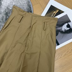 小香家 2026早秋新款 后部徽标压褶西裤 定制YB进口斜纹棉材质 垂顺抗皱 挺括利落 沿用高腰前片立体压褶设计 配合裤 小香家 2026早秋新款 后部徽标压褶西裤 定制YB进口斜纹棉材质 垂顺抗皱 挺括利落 沿用高腰前片立体压褶设计 配合裤