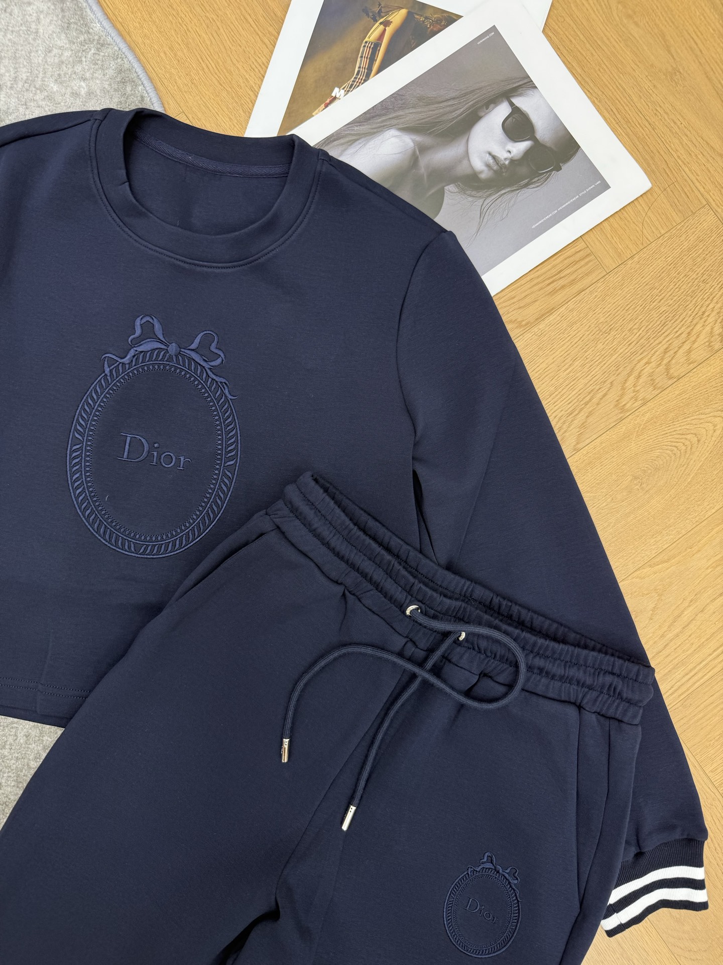 Dio*🏠 2026早秋新款 刺绣休闲卫衣套装 轻松拿捏松弛时髦氛围 整套穿搭不用费心搭配 自带利落随性的气质 短款圆领 Dio*🏠 2026早秋新款 刺绣休闲卫衣套装 轻松拿捏松弛时髦氛围 整套穿搭不用费心搭配 自带利落随性的气质 短款圆领