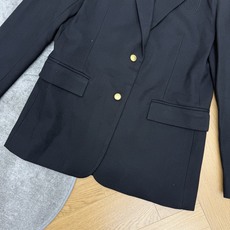 Dio*🏠 2026早秋新款 金扣西装外套 简约利落的版型自带高级质感 经典平驳领设计修饰颈部线条 凸显干练大气的气场 Dio*🏠 2026早秋新款 金扣西装外套 简约利落的版型自带高级质感 经典平驳领设计修饰颈部线条 凸显干练大气的气场