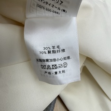 Dio*🏠 2026早秋新款 金扣西装外套 简约利落的版型自带高级质感 经典平驳领设计修饰颈部线条 凸显干练大气的气场 Dio*🏠 2026早秋新款 金扣西装外套 简约利落的版型自带高级质感 经典平驳领设计修饰颈部线条 凸显干练大气的气场