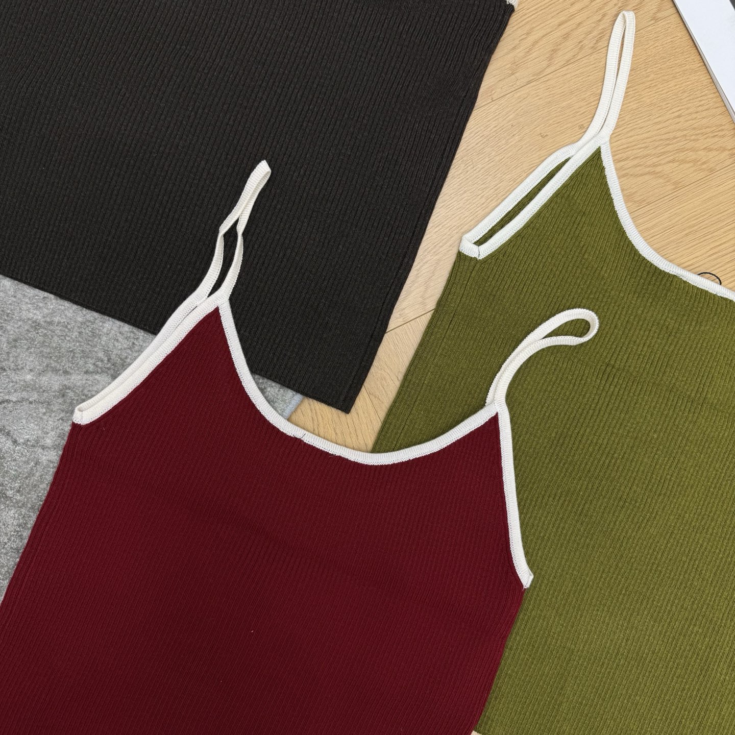 小香家 26早秋新款 针织吊带背心，坑条针织面料，弹力修身不紧绷，撞色白边设计，复古感拉满，胸前精致刺绣logo，细节质