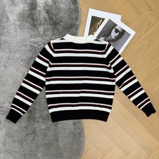 小香家 26早秋新款 条纹针织Polo衫,肌理感针织面料,柔软有质感,上身舒适透气,经典黑白条纹+酒红细条点缀,复古学院 小香家 26早秋新款 条纹针织Polo衫,肌理感针织面料,柔软有质感,上身舒适透气,经典黑白条纹+酒红细条点缀,复古学院
