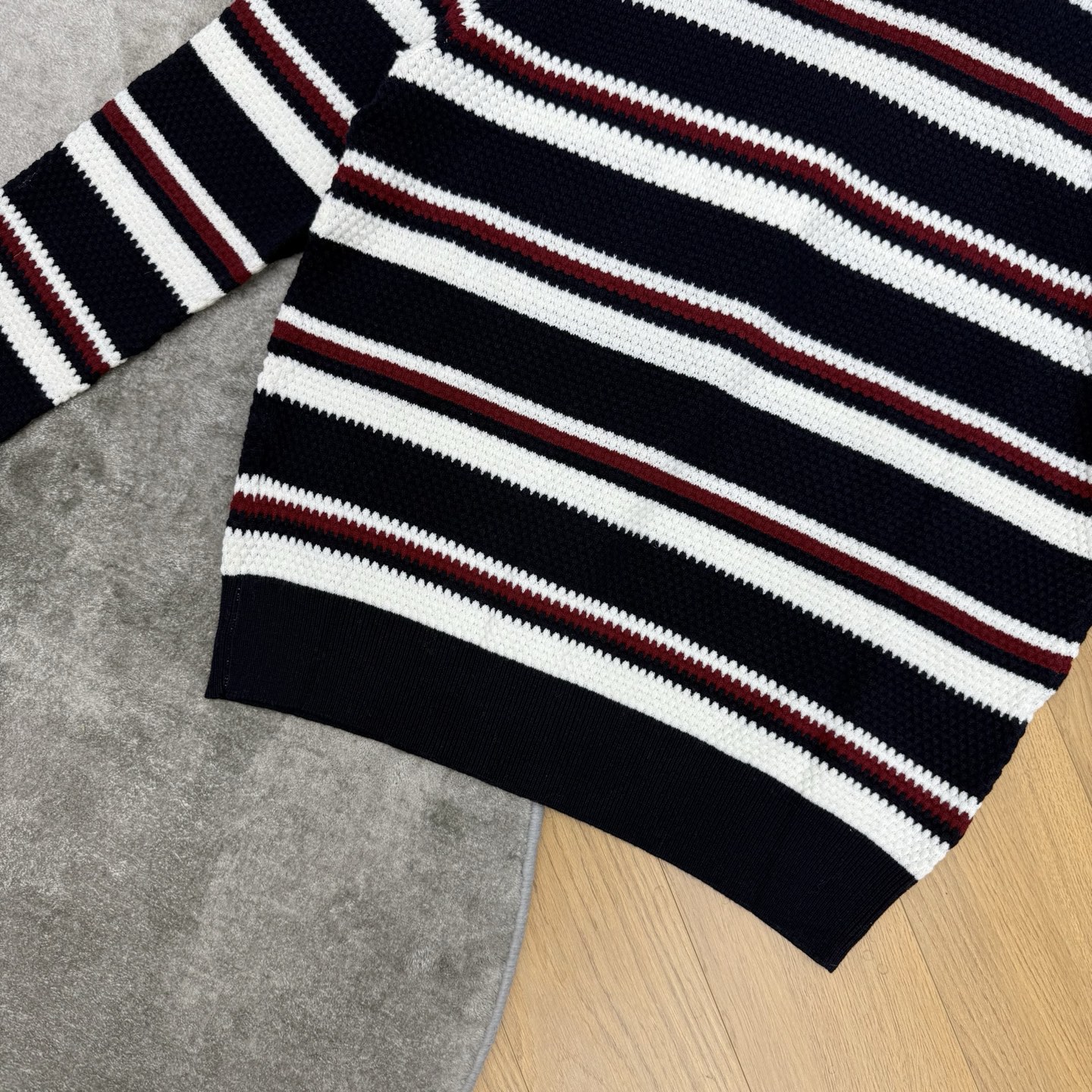 小香家 26早秋新款 条纹针织Polo衫,肌理感针织面料,柔软有质感,上身舒适透气,经典黑白条纹+酒红细条点缀,复古学院 小香家 26早秋新款 条纹针织Polo衫,肌理感针织面料,柔软有质感,上身舒适透气,经典黑白条纹+酒红细条点缀,复古学院