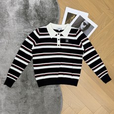 小香家 26早秋新款 条纹针织Polo衫,肌理感针织面料,柔软有质感,上身舒适透气,经典黑白条纹+酒红细条点缀,复古学院 小香家 26早秋新款 条纹针织Polo衫,肌理感针织面料,柔软有质感,上身舒适透气,经典黑白条纹+酒红细条点缀,复古学院
