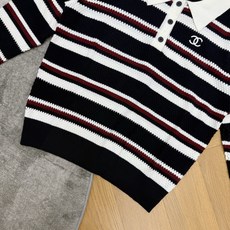 小香家 26早秋新款 条纹针织Polo衫,肌理感针织面料,柔软有质感,上身舒适透气,经典黑白条纹+酒红细条点缀,复古学院 小香家 26早秋新款 条纹针织Polo衫,肌理感针织面料,柔软有质感,上身舒适透气,经典黑白条纹+酒红细条点缀,复古学院