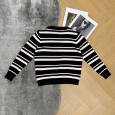 小香家 26早秋新款 条纹V领针织开衫,针织肌理,手感软糯透气,黑+白+酒红撞色条纹,复古学院氛围感十足,经典V领版型, 小香家 26早秋新款 条纹V领针织开衫,针织肌理,手感软糯透气,黑+白+酒红撞色条纹,复古学院氛围感十足,经典V领版型,