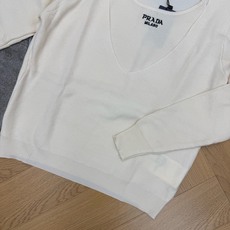 PD家 26早秋新款 假两件V领针织长袖,细腻坑条针织面料,柔软亲肤,弹力舒适,深邃V领剪裁,修饰脖颈线条,简约大气,胸 PD家 26早秋新款 假两件V领针织长袖,细腻坑条针织面料,柔软亲肤,弹力舒适,深邃V领剪裁,修饰脖颈线条,简约大气,胸