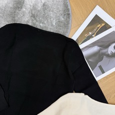 PD家 26早秋新款 假两件V领针织长袖,细腻坑条针织面料,柔软亲肤,弹力舒适,深邃V领剪裁,修饰脖颈线条,简约大气,胸 PD家 26早秋新款 假两件V领针织长袖,细腻坑条针织面料,柔软亲肤,弹力舒适,深邃V领剪裁,修饰脖颈线条,简约大气,胸
