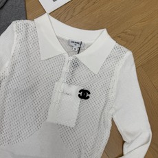 小香家 26早秋新款 镂空拼接Polo针织衫,上半身镂空网眼针织,透气性感,若隐若现超有氛围,下半身坑条针织修身,弹力贴 小香家 26早秋新款 镂空拼接Polo针织衫,上半身镂空网眼针织,透气性感,若隐若现超有氛围,下半身坑条针织修身,弹力贴