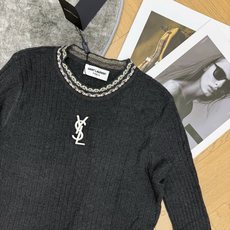 YSL家 26早秋新款 民族风提花针织长袖,细腻竖坑条针织面料,软糯亲肤,弹力舒适,圆领复古民族风提花边,袖口同样复古几 YSL家 26早秋新款 民族风提花针织长袖,细腻竖坑条针织面料,软糯亲肤,弹力舒适,圆领复古民族风提花边,袖口同样复古几