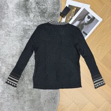 YSL家 26早秋新款 民族风提花针织长袖,细腻竖坑条针织面料,软糯亲肤,弹力舒适,圆领复古民族风提花边,袖口同样复古几 YSL家 26早秋新款 民族风提花针织长袖,细腻竖坑条针织面料,软糯亲肤,弹力舒适,圆领复古民族风提花边,袖口同样复古几