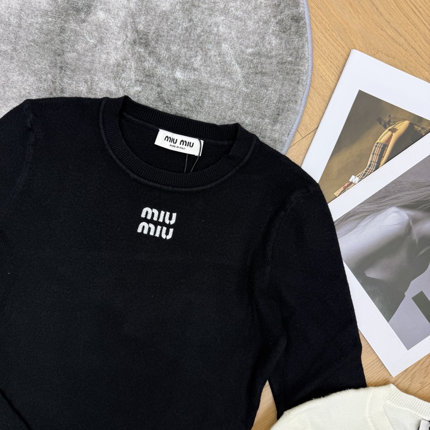 Miu家 26早秋新款 网纱荷叶边针织上衣，细腻针织面料，柔软亲肤，弹力修身，圆领简约版型，胸前miu miu字母刺绣，