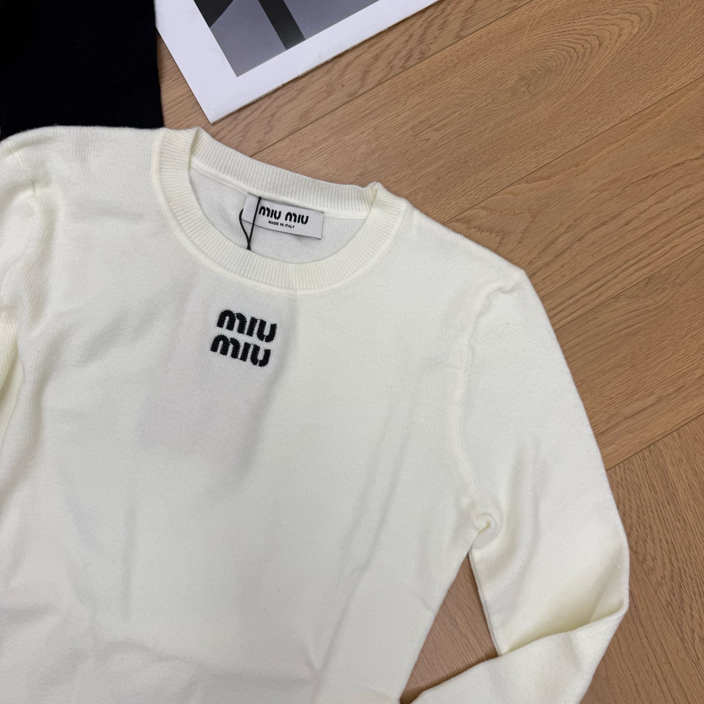 Miu家 26早秋新款 网纱荷叶边针织上衣，细腻针织面料，柔软亲肤，弹力修身，圆领简约版型，胸前miu miu字母刺绣，