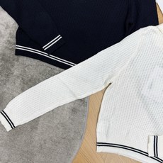 小香家 26早秋新款 半拉链Polo镂空针织长袖,镂空绞花针织面料,透气软糯,肌理感满满,Polo翻领+半开金属拉链设计 小香家 26早秋新款 半拉链Polo镂空针织长袖,镂空绞花针织面料,透气软糯,肌理感满满,Polo翻领+半开金属拉链设计
