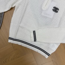 小香家 26早秋新款 半拉链Polo镂空针织长袖,镂空绞花针织面料,透气软糯,肌理感满满,Polo翻领+半开金属拉链设计 小香家 26早秋新款 半拉链Polo镂空针织长袖,镂空绞花针织面料,透气软糯,肌理感满满,Polo翻领+半开金属拉链设计
