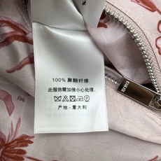 Dio*🏠 2026早秋新款 双面穿短款棒球外套 一款氛围感十足的双面穿棒球短外套 一衣两穿解锁两种穿搭风格 实用又高级 Dio*🏠 2026早秋新款 双面穿短款棒球外套 一款氛围感十足的双面穿棒球短外套 一衣两穿解锁两种穿搭风格 实用又高级