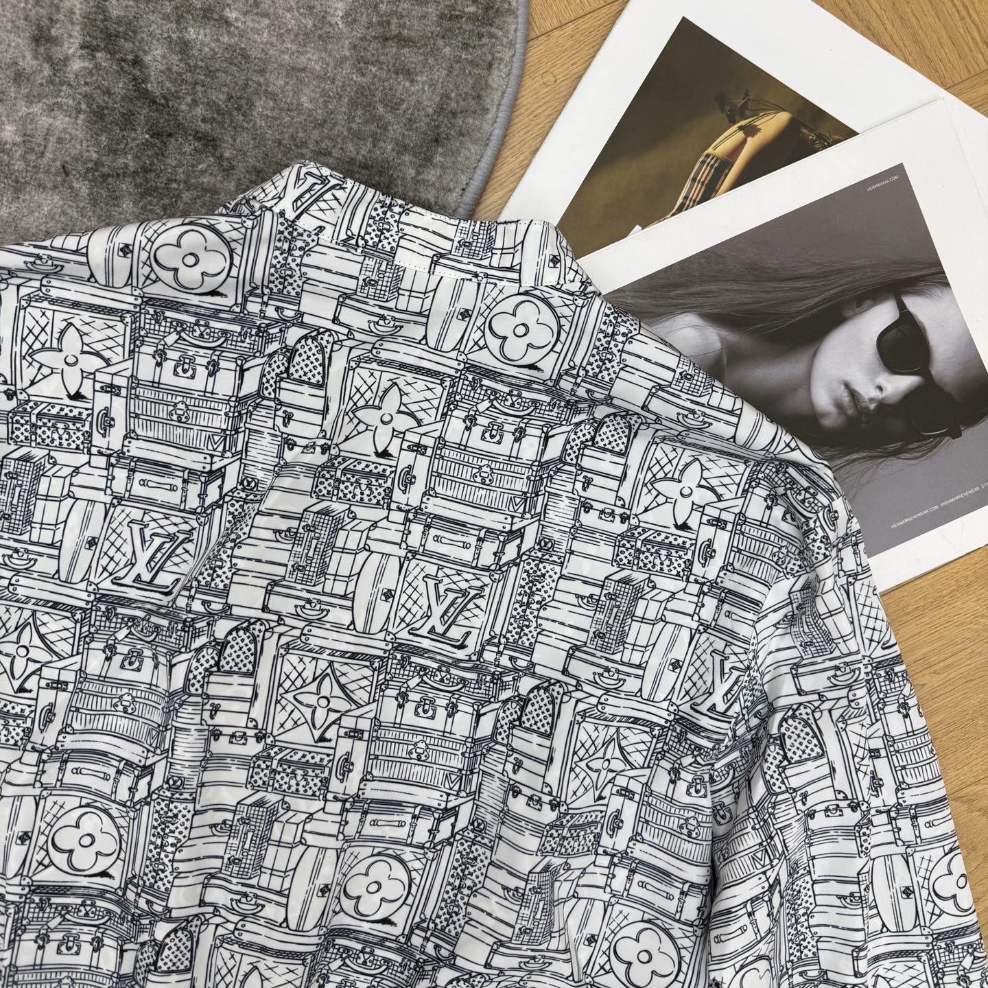 LOUISV*🏠 2026早秋新款 双面穿老花短款棒球外套 高级感满满的双面穿短款棒球夹克 一衣两穿 两种风格自由切换 LOUISV*🏠 2026早秋新款 双面穿老花短款棒球外套 高级感满满的双面穿短款棒球夹克 一衣两穿 两种风格自由切换