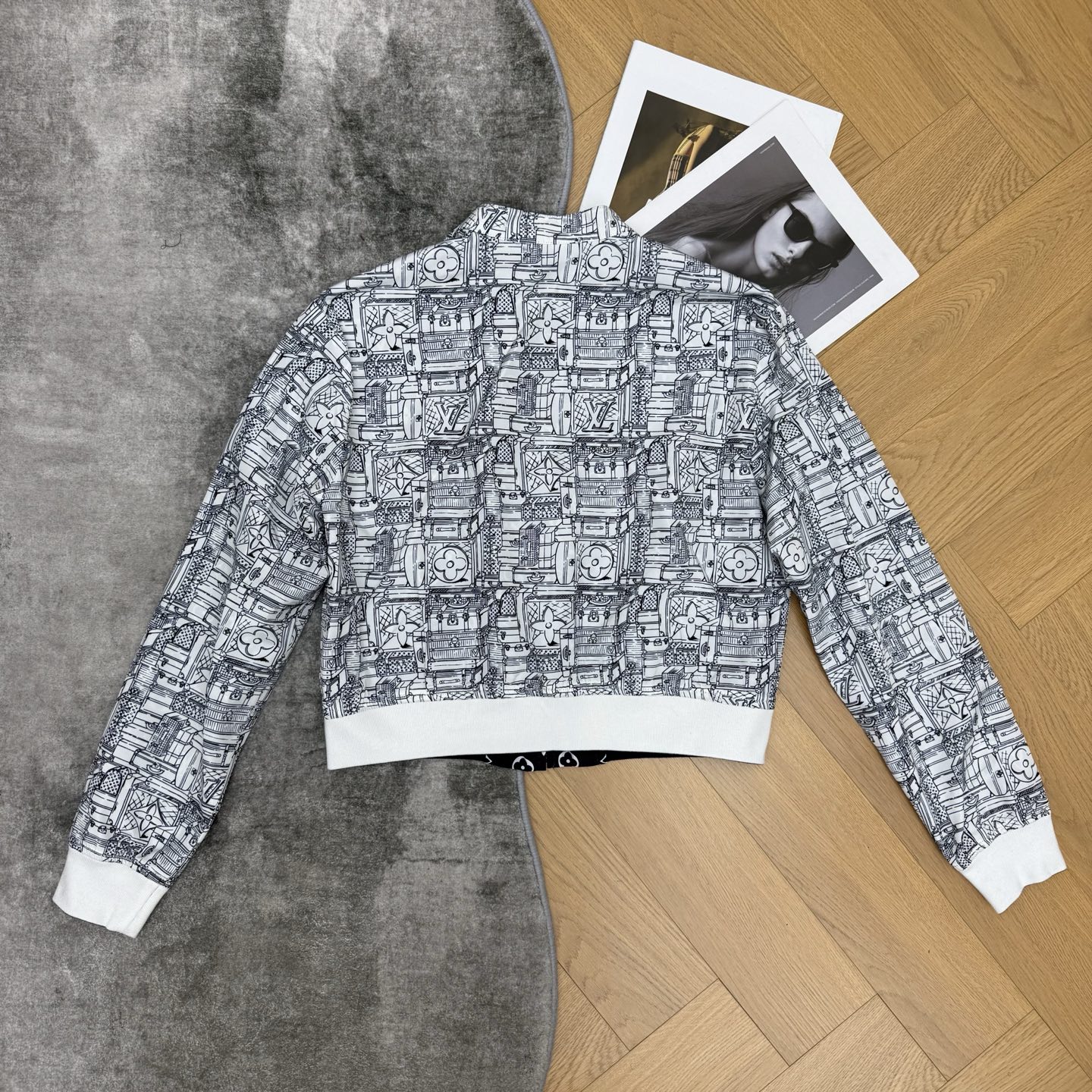 LOUISV*🏠 2026早秋新款 双面穿老花短款棒球外套 高级感满满的双面穿短款棒球夹克 一衣两穿 两种风格自由切换 LOUISV*🏠 2026早秋新款 双面穿老花短款棒球外套 高级感满满的双面穿短款棒球夹克 一衣两穿 两种风格自由切换