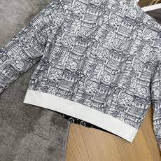 LOUISV*🏠 2026早秋新款 双面穿老花短款棒球外套 高级感满满的双面穿短款棒球夹克 一衣两穿 两种风格自由切换 LOUISV*🏠 2026早秋新款 双面穿老花短款棒球外套 高级感满满的双面穿短款棒球夹克 一衣两穿 两种风格自由切换