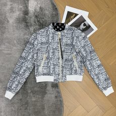 LOUISV*🏠 2026早秋新款 双面穿老花短款棒球外套 高级感满满的双面穿短款棒球夹克 一衣两穿 两种风格自由切换 LOUISV*🏠 2026早秋新款 双面穿老花短款棒球外套 高级感满满的双面穿短款棒球夹克 一衣两穿 两种风格自由切换