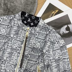 LOUISV*🏠 2026早秋新款 双面穿老花短款棒球外套 高级感满满的双面穿短款棒球夹克 一衣两穿 两种风格自由切换 LOUISV*🏠 2026早秋新款 双面穿老花短款棒球外套 高级感满满的双面穿短款棒球夹克 一衣两穿 两种风格自由切换